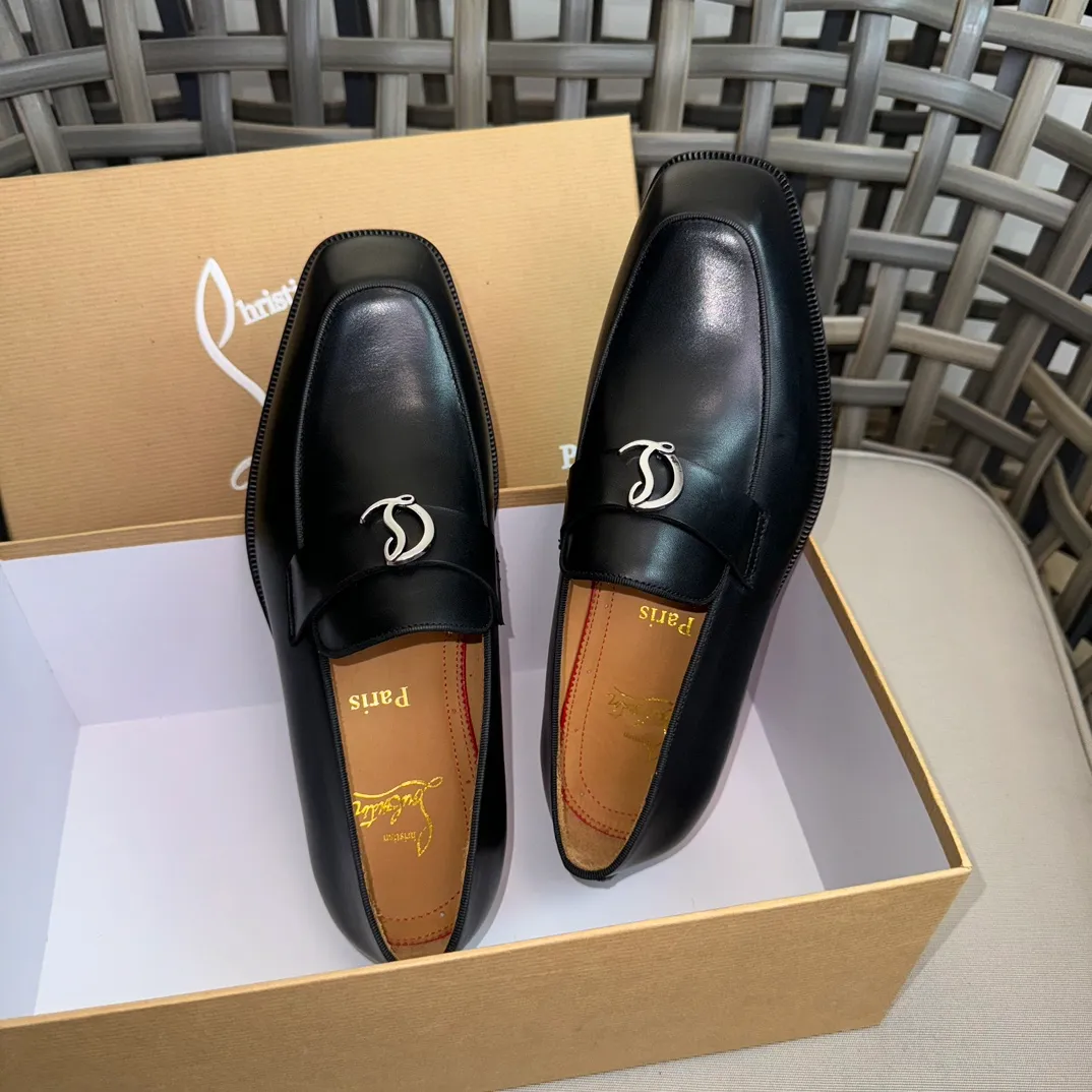 [CL red-soled shoes] Top P: 1020💰 Size 39-44 (⚠️38.45.46 custom-made, non-refundable and non-exchangeable) 🆑High-end men's business formal leather shoes, classic red-soled shoes | Fabric: Original imported first-layer cowhide, iconic rivet decoration | Lining: water-dyed cowhide lining Outsole: red cowhide outsole imported from Italy Brand: Christia*.Loubouti* 🆑 High-end men's business dress shoes | classic red soled shoes | Upper: original imported first layer cowhide iconic rivet decoration | Linning: Water dyed cow skin inner Outsole: red cowhide outsole imported from Italy Size: 39-44 (38.45.46 customized) Brand: Christia*.Loubouti*